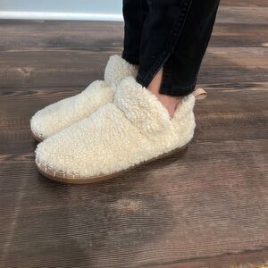 Cream Shearling Slippers Shoes Rubber Soles Faux Sheepskin Size 7 Gianni Bini